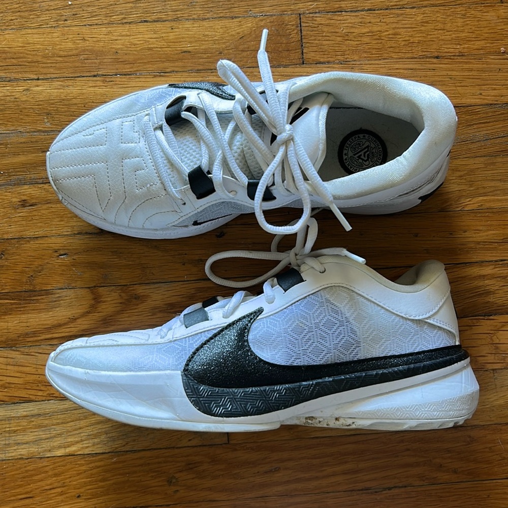 Men’s size 6 / Woman’s size 7.5 Nike Giannis Freak 5 (Team) Basketball Shoes